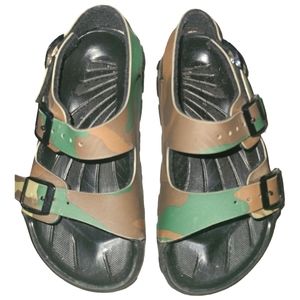 Kids Birkenstock’s Camo Size 29S, US 11-11.5